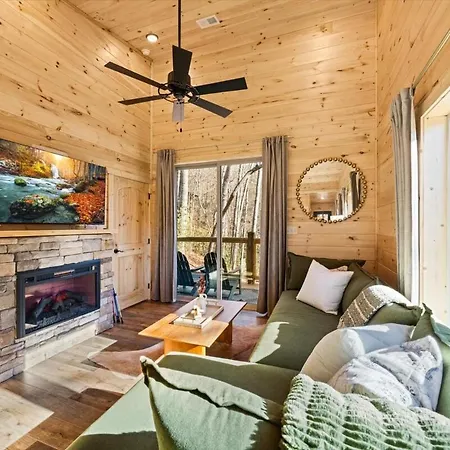 Treehouse Cabin With Xlarge Outside Living Space!